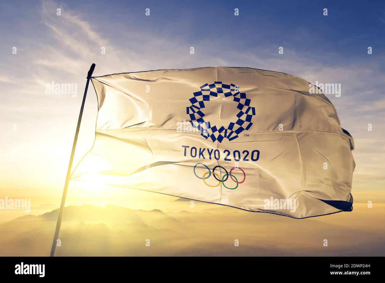 La bandiera del logo delle Olimpiadi di Tokyo 2020 sventola sull'alba nebbia Foto Stock