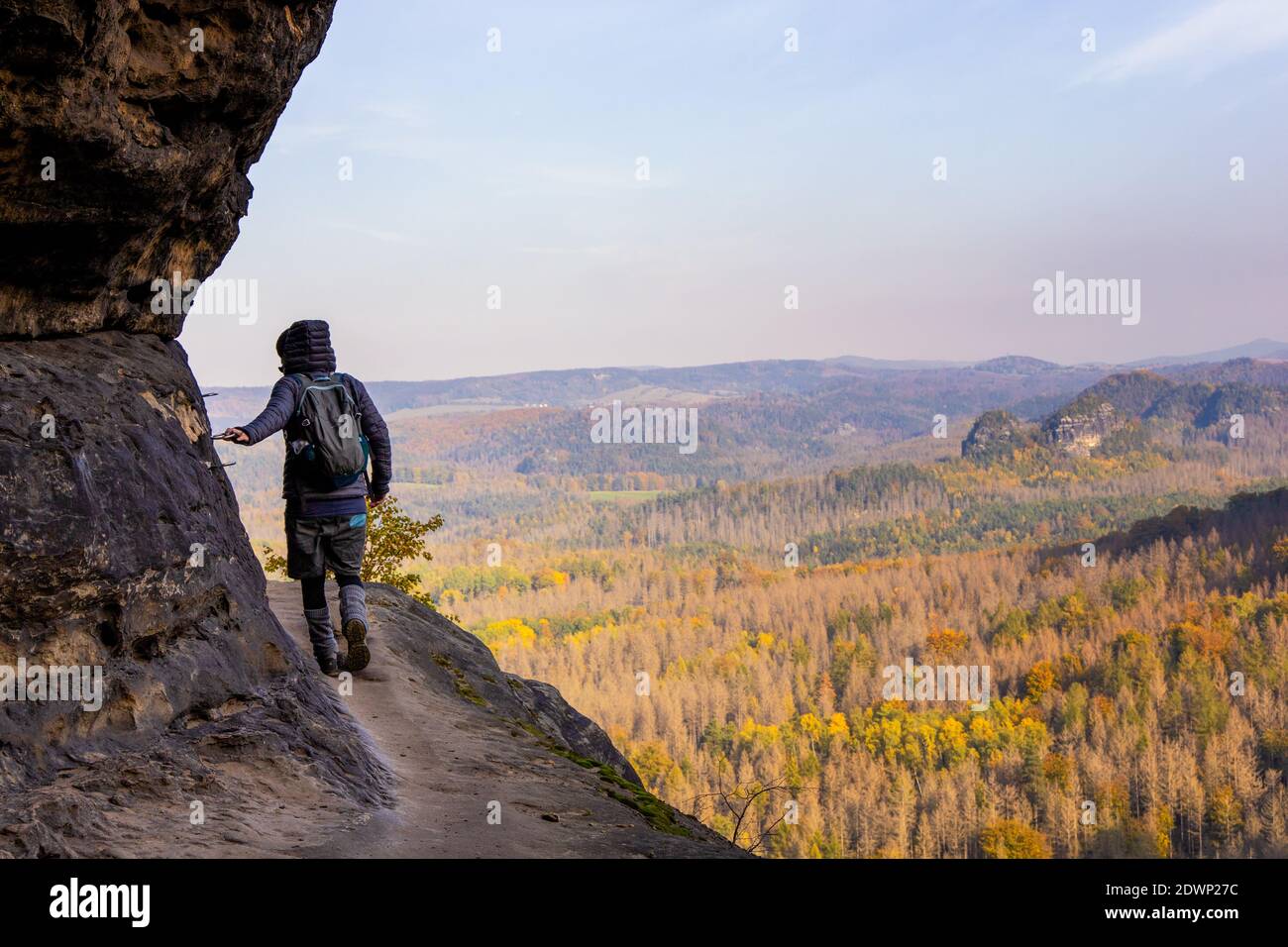 sentiero pedonale stretto - sentiero escursionistico per idagrotte nel parco nazionale della svizzera sassone, sächsische schweiz, elbsansteingebirge, germania orientale Foto Stock