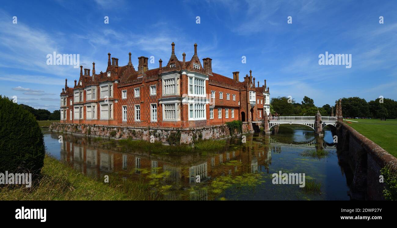 Helmingham Hall con ponte di fossato e riflessi. Foto Stock