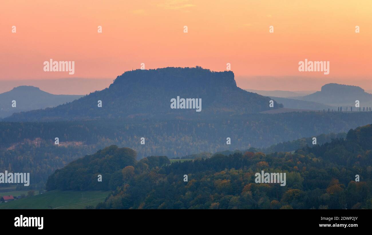 vista dal basteiaussicht sulla montagna da tavola rauenstein, alba in autunno, sassonia svizzera, sächsische schweiz, elbsandsteingebirge, germania orientale Foto Stock
