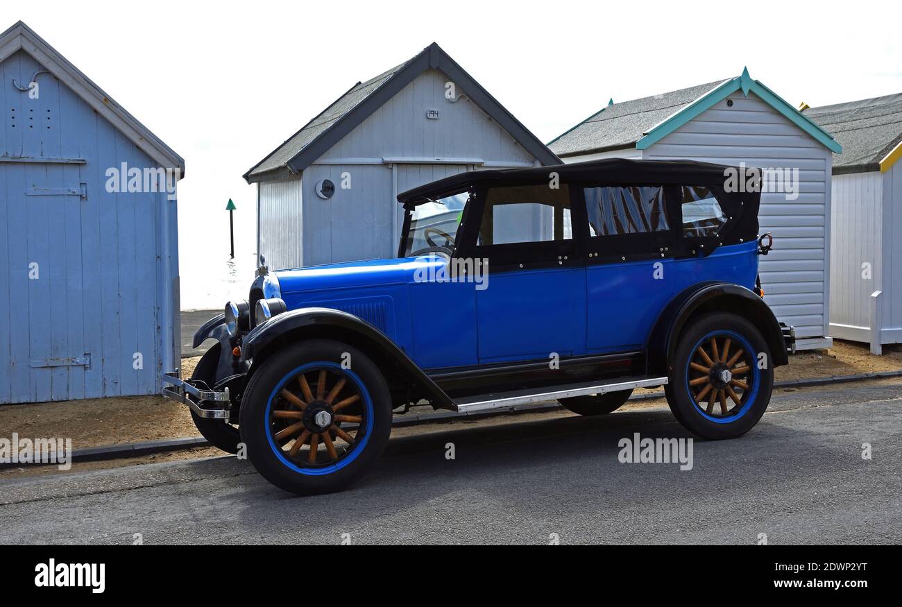 Auto d'epoca Overland Willys Whippet Tourer parcheggiata sul lungomare di fronte alle capanne sulla spiaggia. Foto Stock