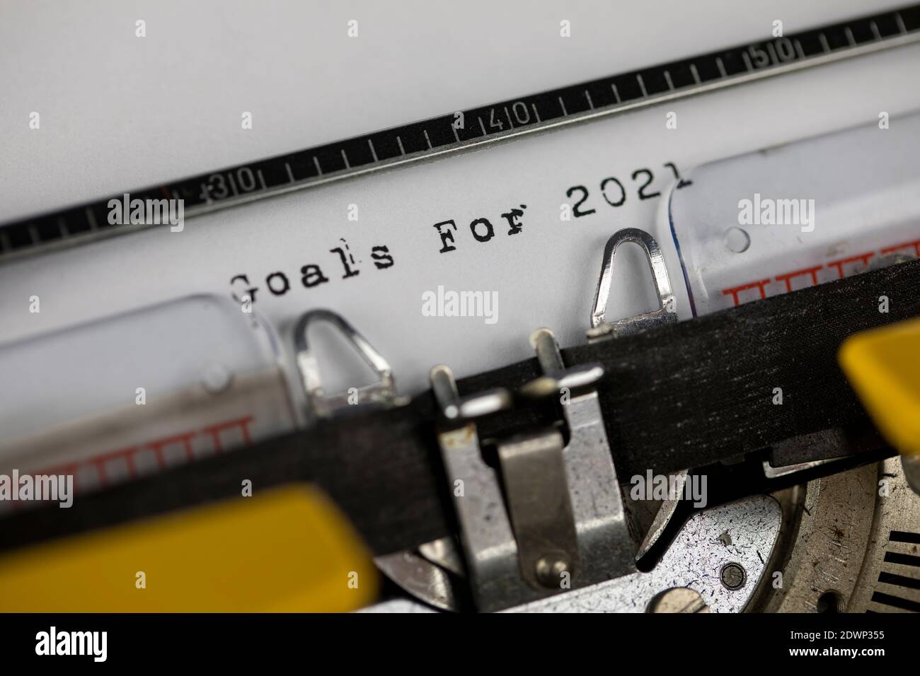 2021 obiettivi scritti su una vecchia macchina da scrivere Foto Stock 2021 obiettivi scritti su una vecchia macchina da scrivere Foto Stock
