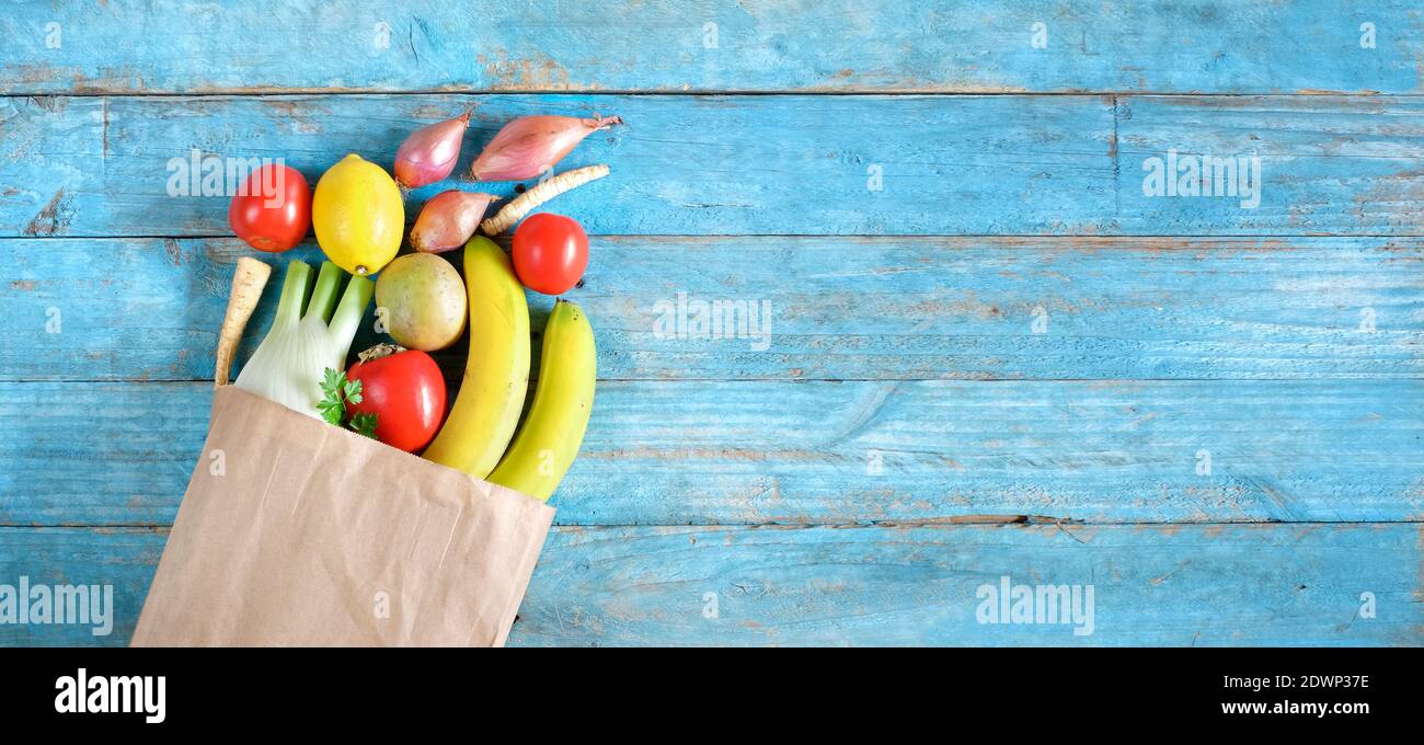 sacchetto di carta pieno di verdure sane e frutta, cibo organico, stile di vita sano, spazio libero di copia Foto Stock