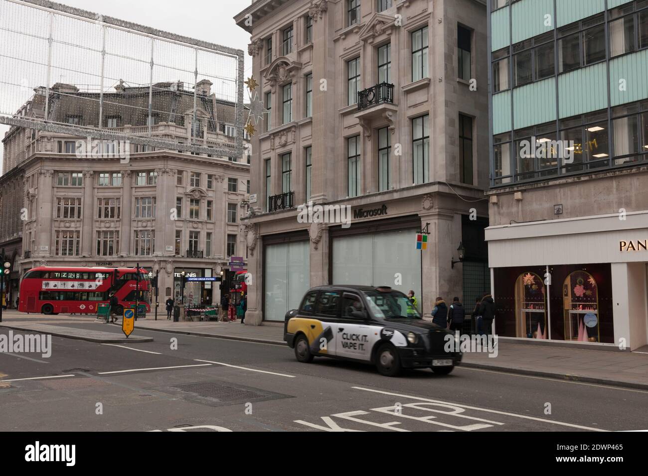 Una Oxford Street deserta, Londra, durante le riseruzioni di Coronavirus Foto Stock