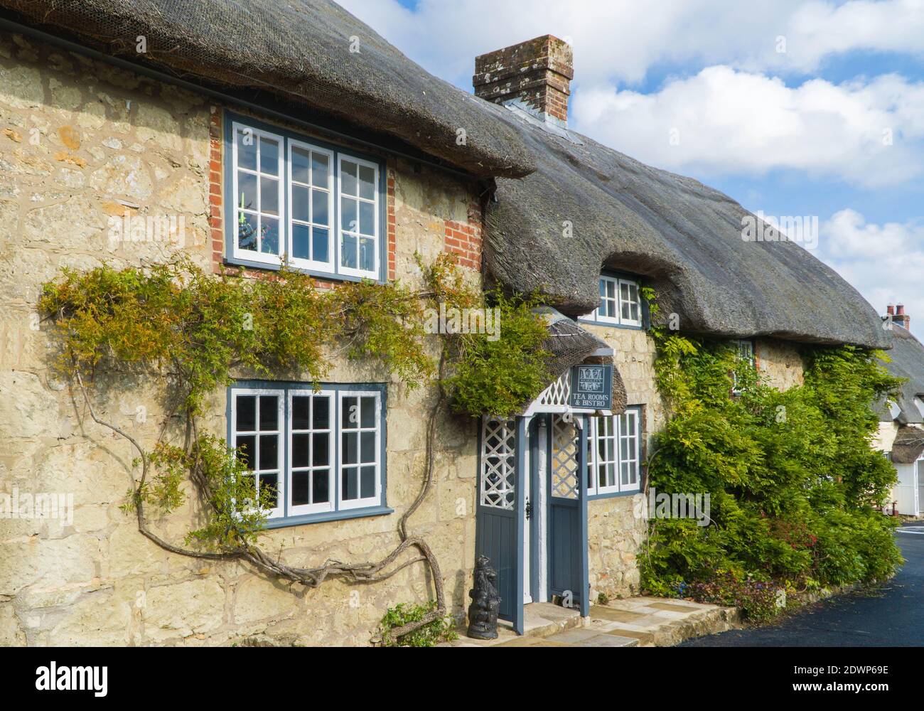 Sala da tè con tetto in paglia e Bistro Godshill Isle of Wight UK. Ottobre 2020 Foto Stock