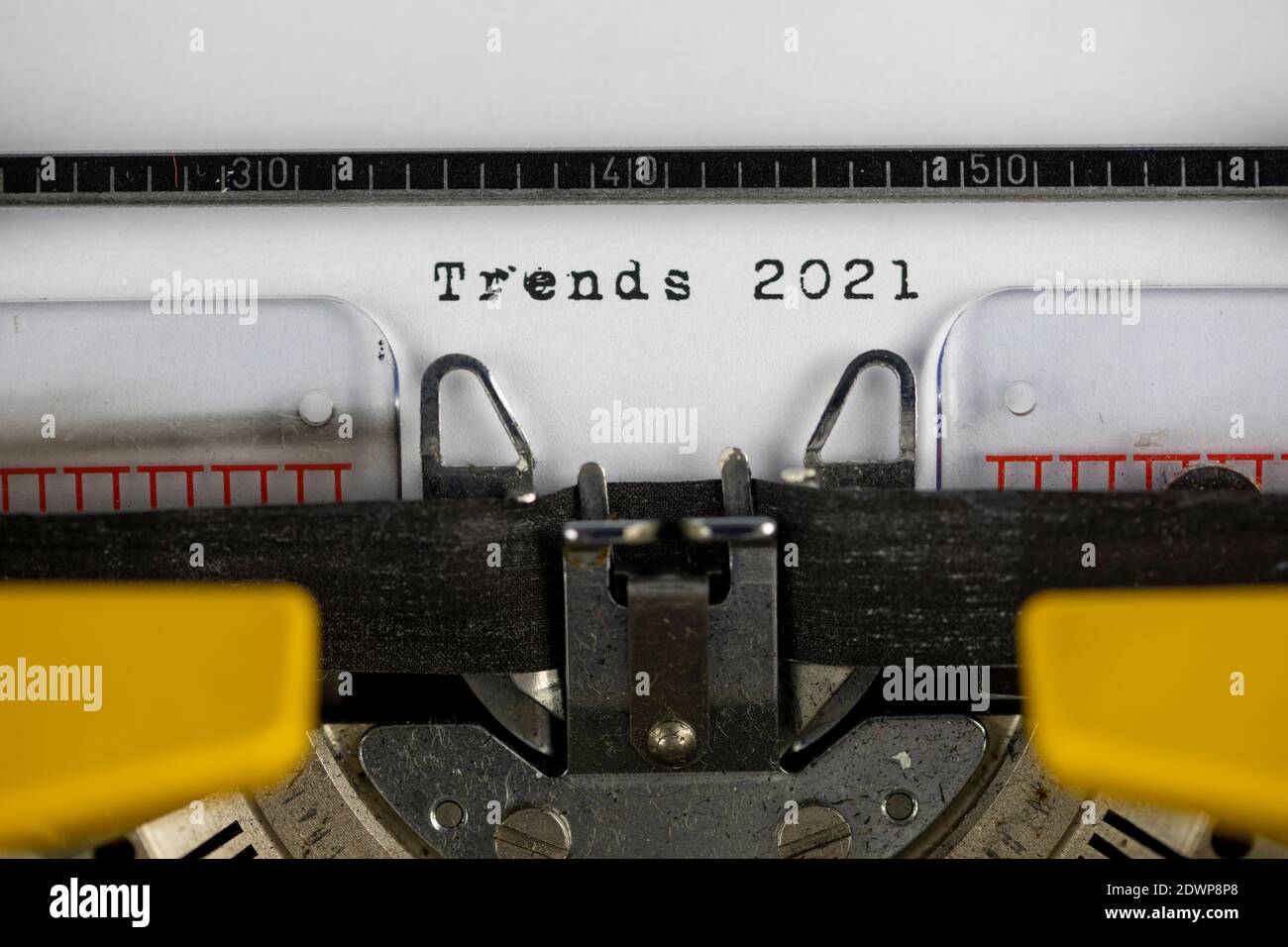 Trend 2021 scritto su una vecchia macchina da scrivere Foto Stock