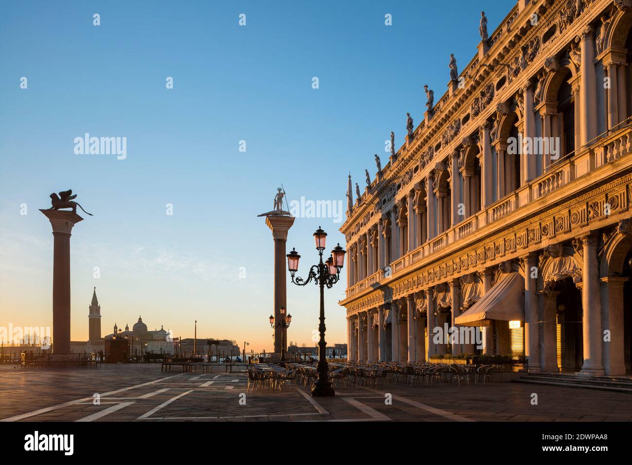 La Piazzetta, con le colonne di San Marco e San Todaro, San Giorgio maggiore e la Biblioteca Nazionale Marciana a Venezia, all'alba. Foto Stock