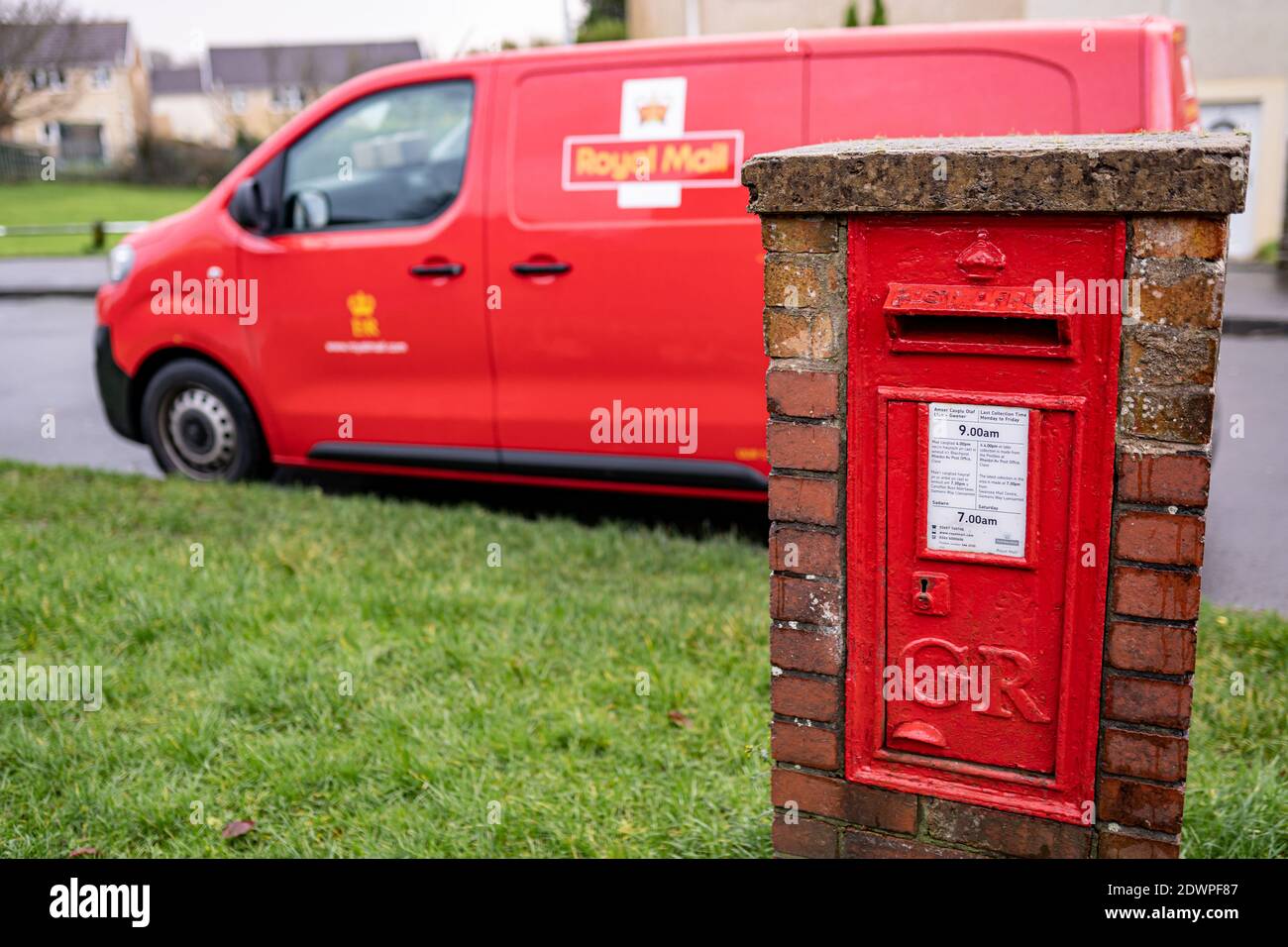 Casella postale vintage rossa per lettere e Royal Mail van, servizio postale britannico e corriere Foto Stock