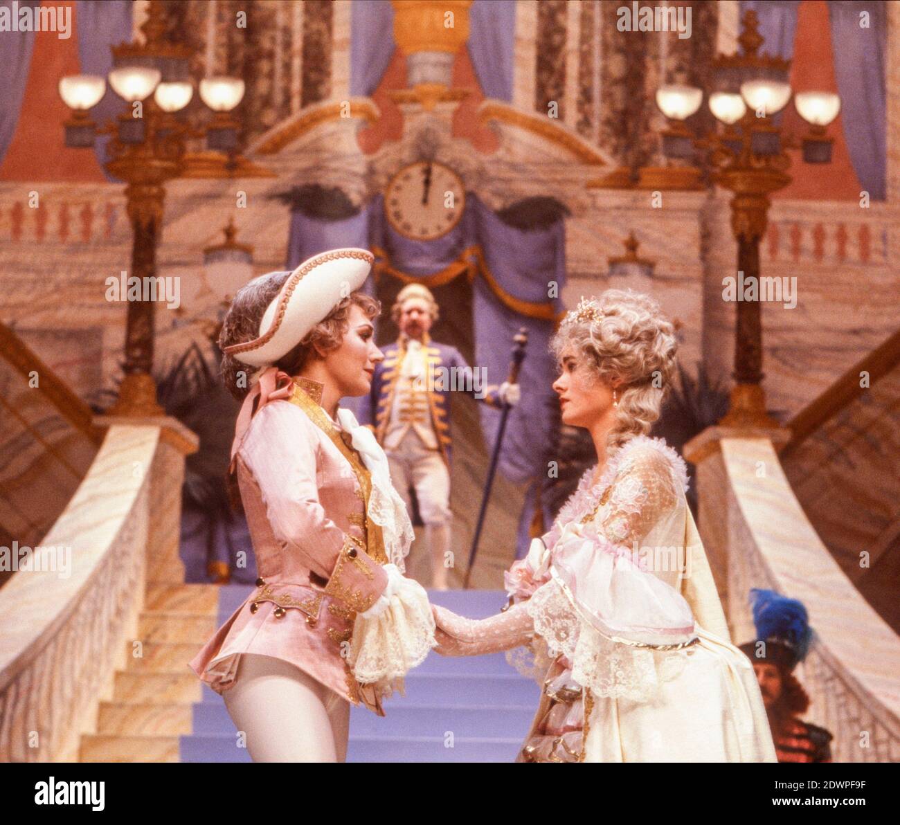 l-r: Susan Fleetwood (Prince Charming), Janet Dibley (Cinderella) a CINDERELLA al Lyttelton Theatre, National Theatre (NT) London 15/12/1983 Set design: William Dudley Costumi: Deirdre Clancy illuminazione: William Bundy coreografia: David Toguri regista: Bill Bryden Foto Stock