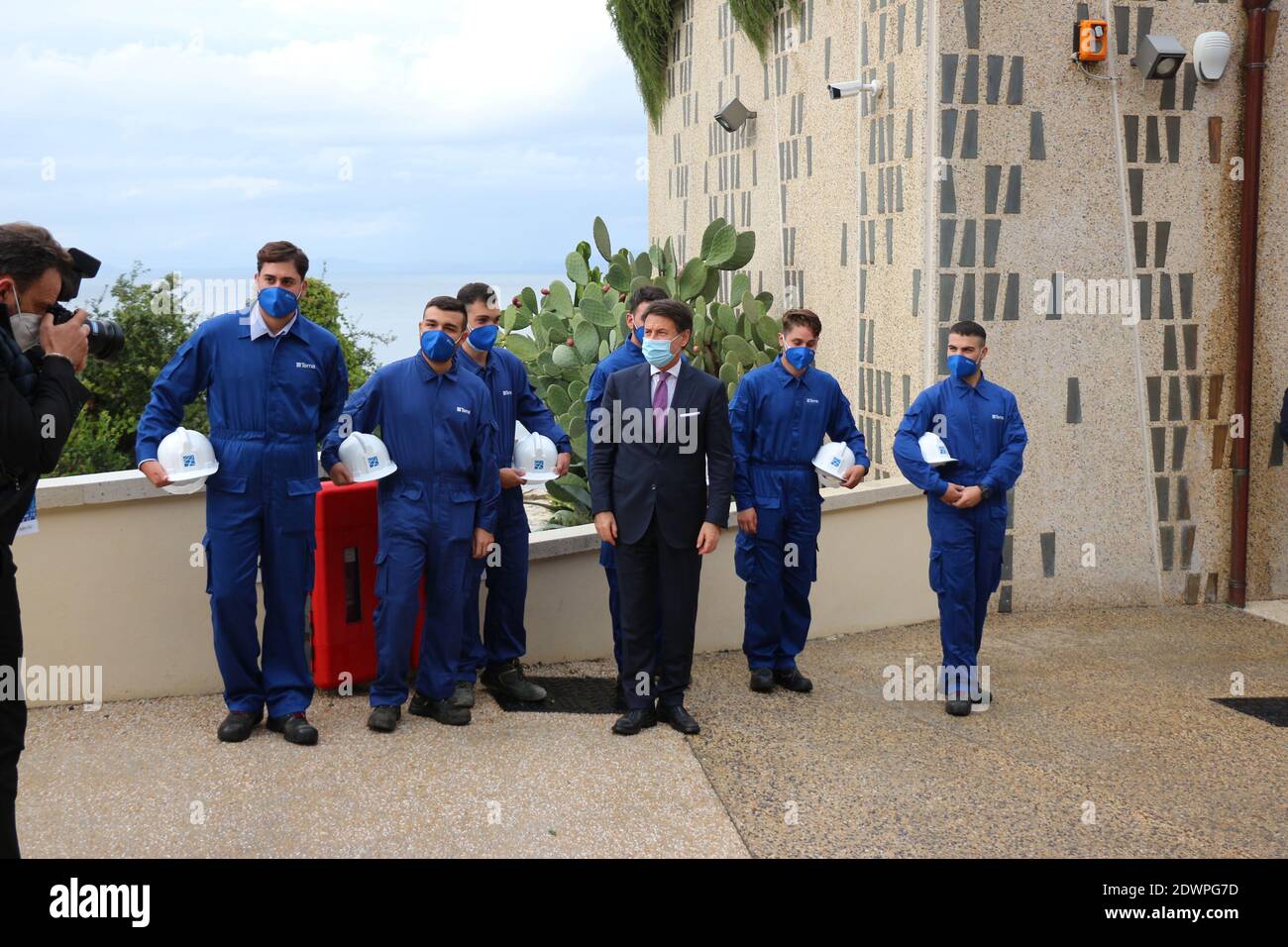 Primo Ministro d'Italia Giuseppe Conte con maschera - Il Premier italiano Giuseppe Conte indossa la mascherina anti Covid Foto Stock