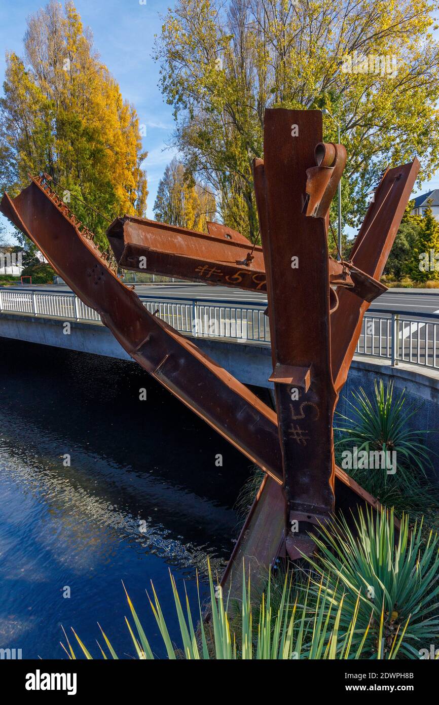 Nel 2002 Graham Bennett progettò il monumento ai pompieri di Christchurch, costruito con 5 travi in acciaio dal World Trade Center distrutto nel 9/11 a New York. Foto Stock