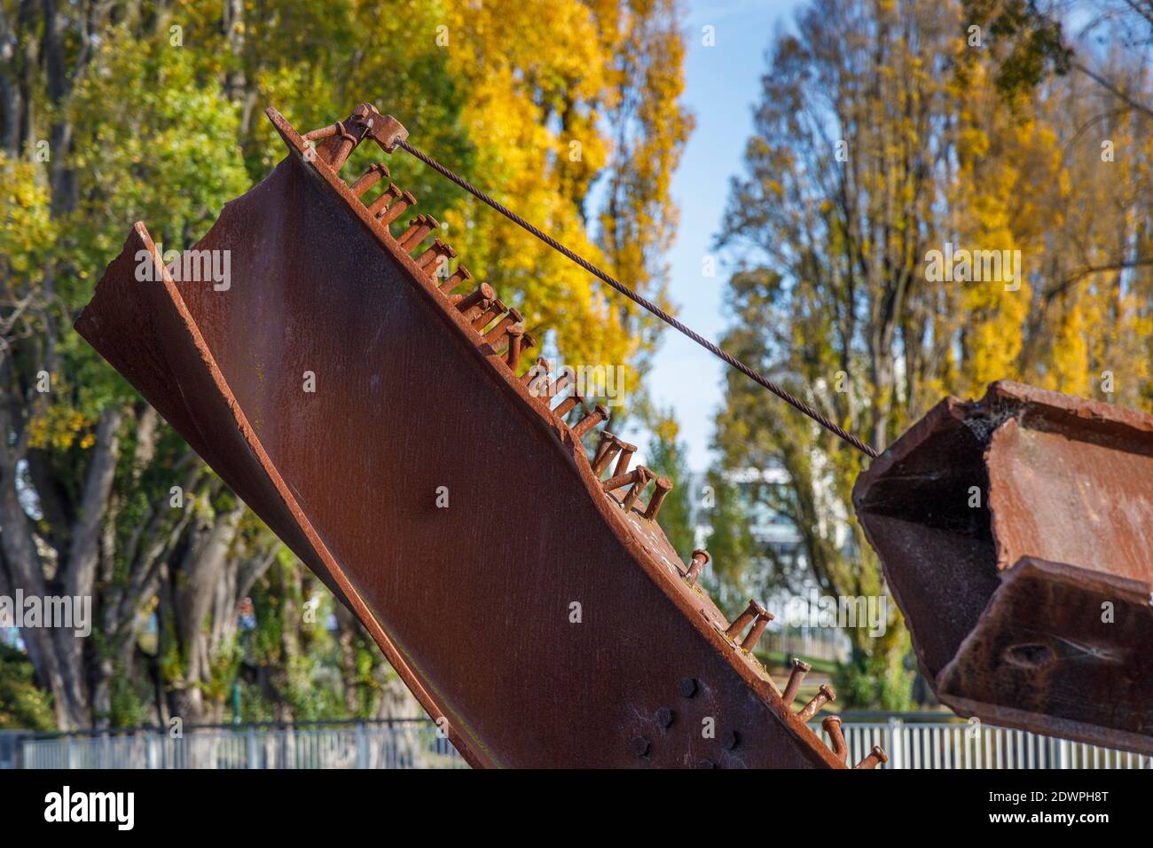 Nel 2002 Graham Bennett progettò il monumento ai pompieri di Christchurch, costruito con 5 travi in acciaio dal World Trade Center distrutto nel 9/11 a New York. Foto Stock