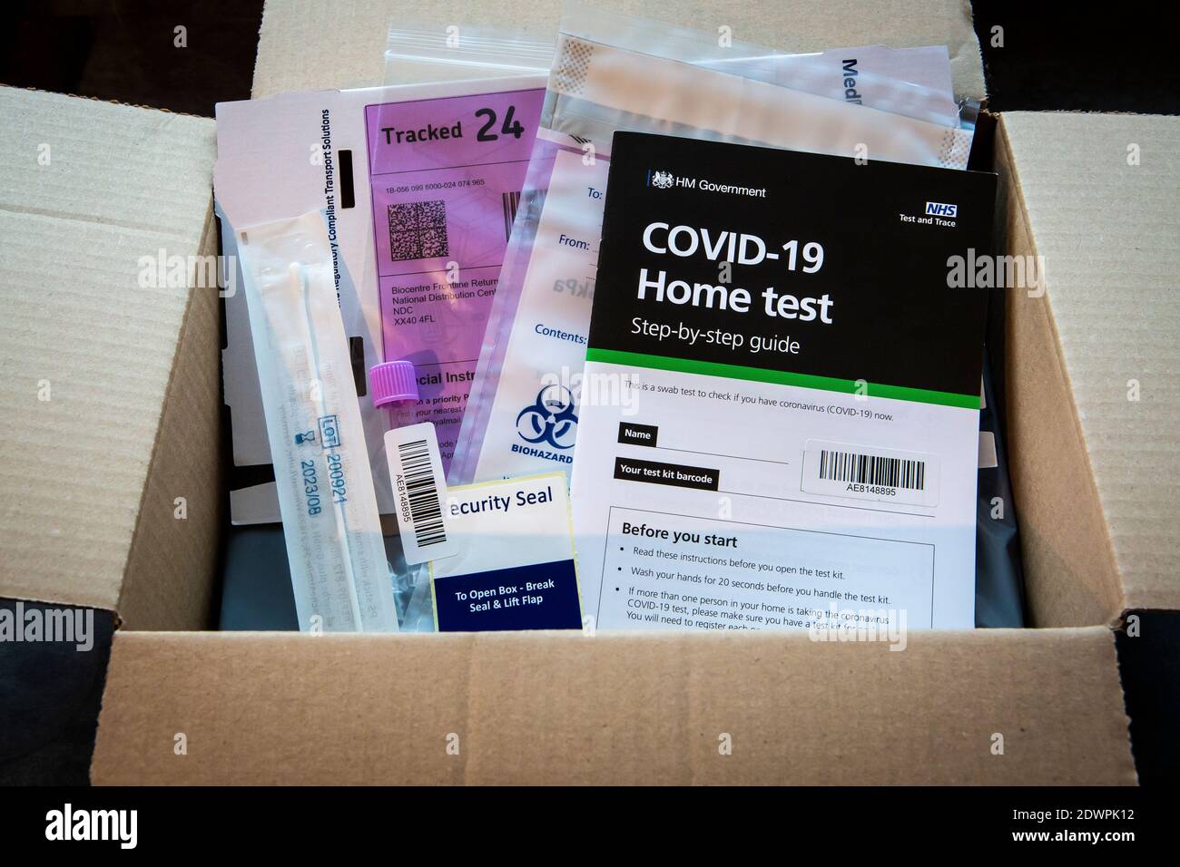 Covid 19 Coronavirus test per posta fornito da Amazon in box, Regno Unito per i bambini delle scuole secondarie Foto Stock