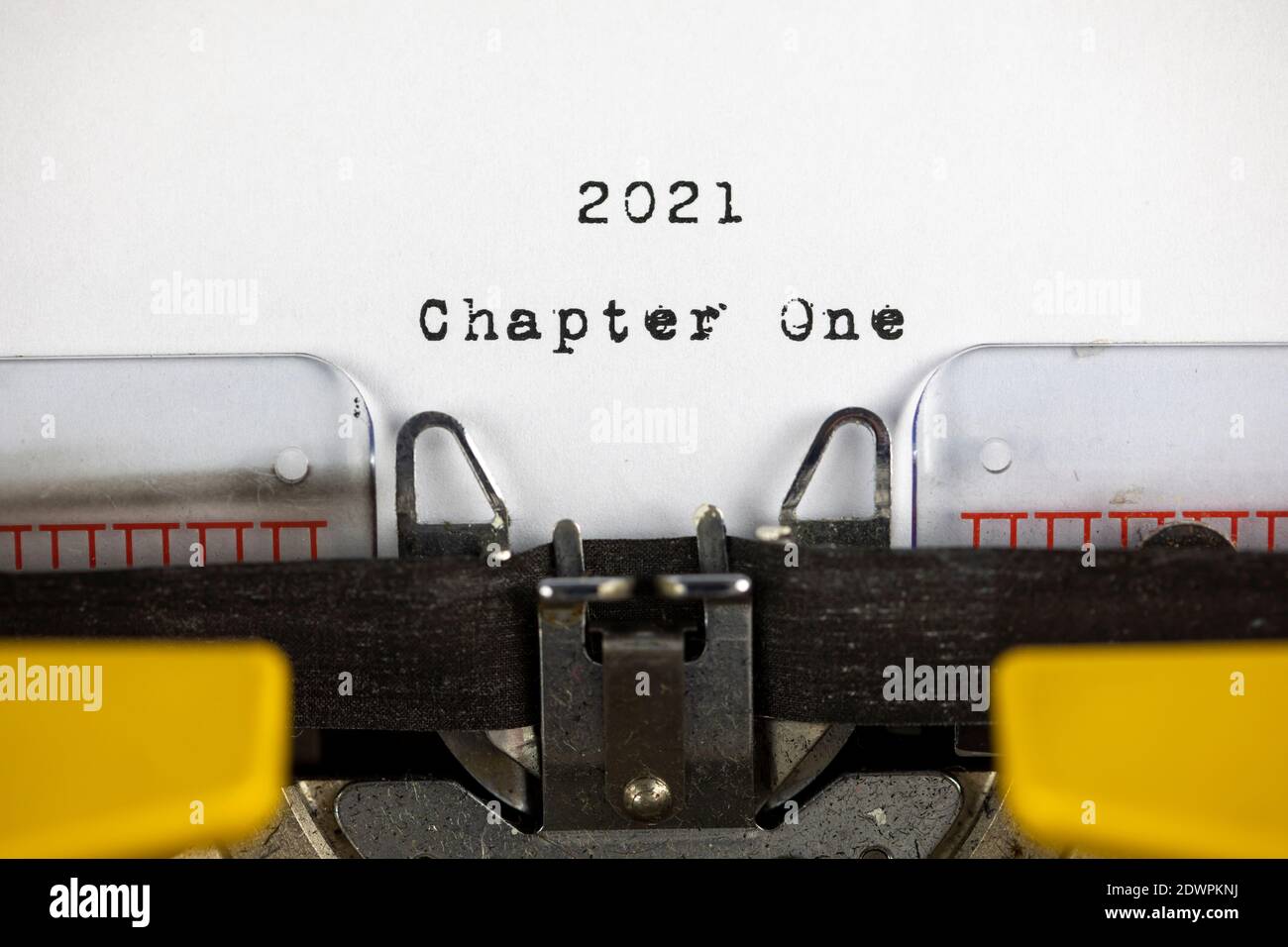 Vecchia macchina da scrivere con testo 2020 capitolo uno Foto Stock