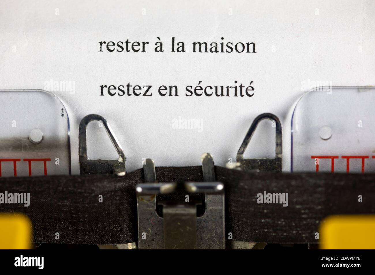 rester à la maison, retez en securite ( soggiorno a casa, soggiorno sicuro) scritto su una vecchia macchina da scrivere Foto Stock