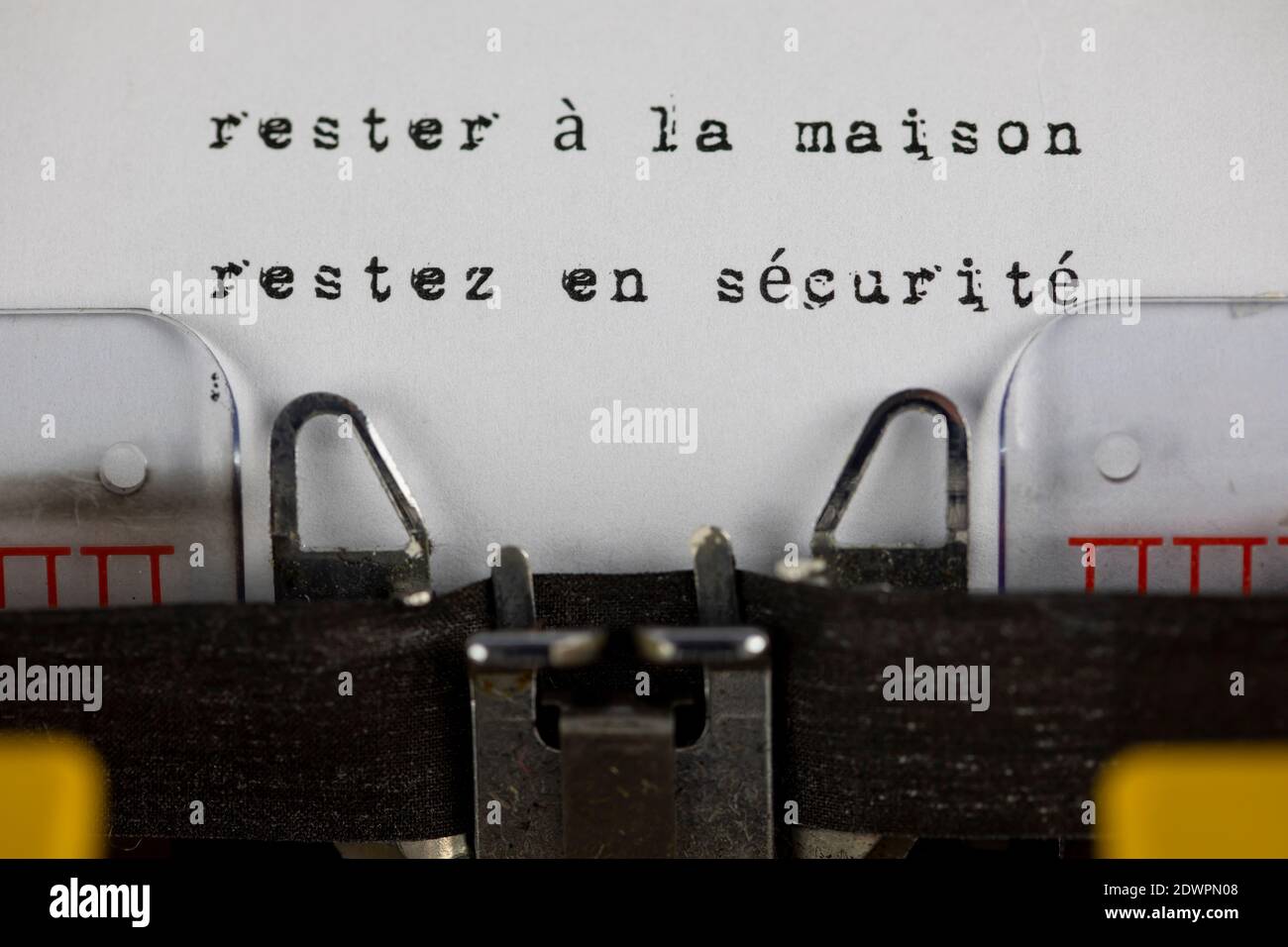 rester à la maison, retez en securite ( soggiorno a casa, soggiorno sicuro) scritto su una vecchia macchina da scrivere Foto Stock