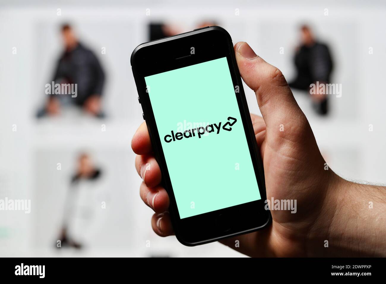 Un uomo che acquista online e paga con l'app Clearpay sul suo telefono. Foto Stock
