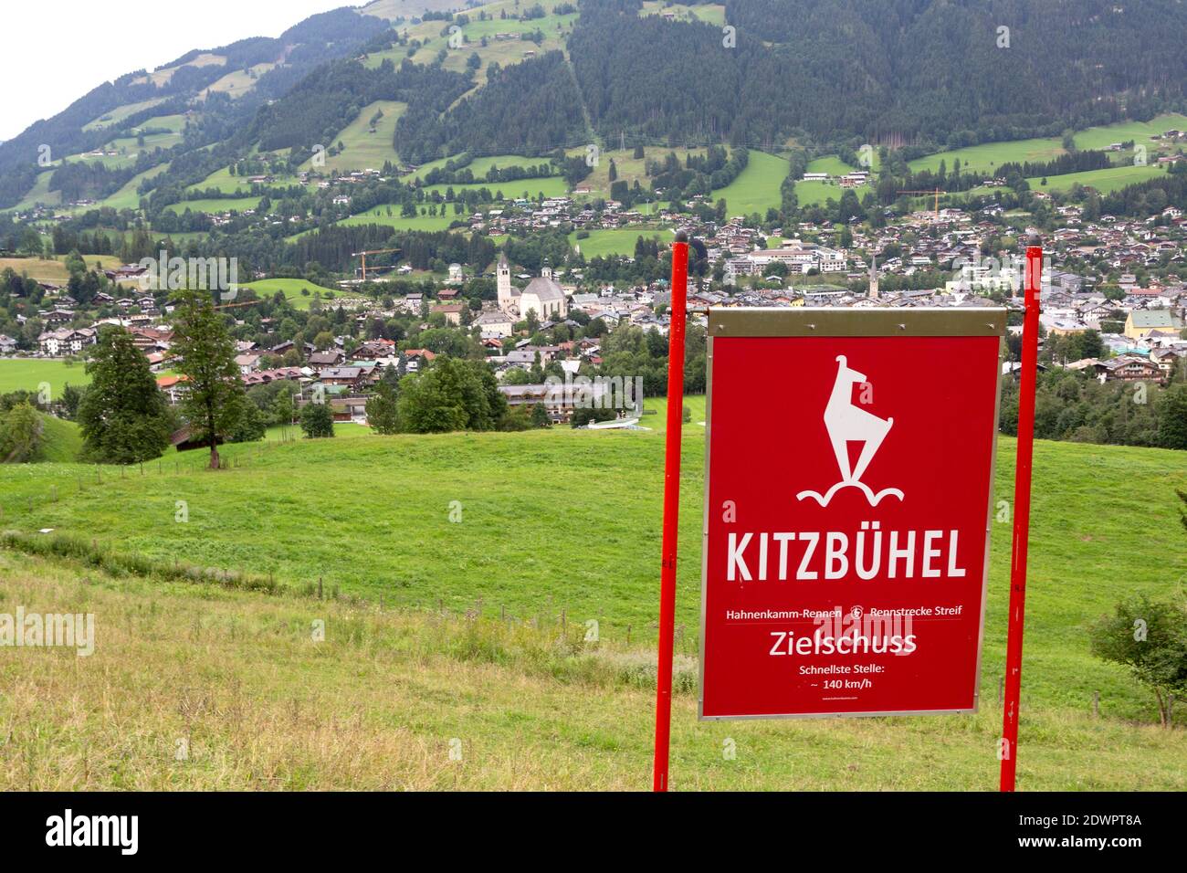 Zielschuss Streif Hahnenkammabfahrt mit Kitzbühel, Tirol, Österreich Foto Stock