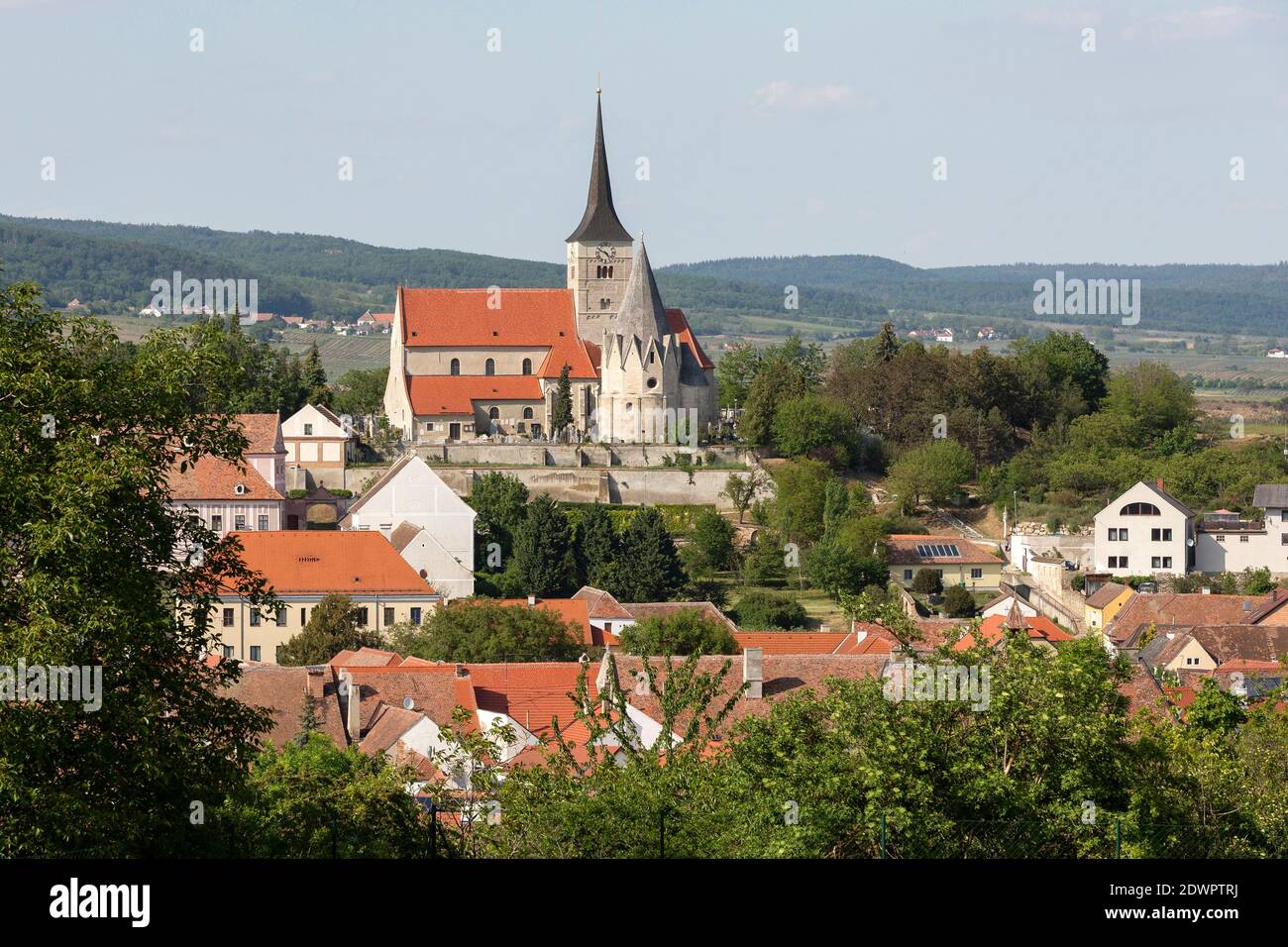 Blick zur Pfarrkirche HL. Michael und zum Karner, Pulkau im Weinviertel NÖ, Österreich Foto Stock