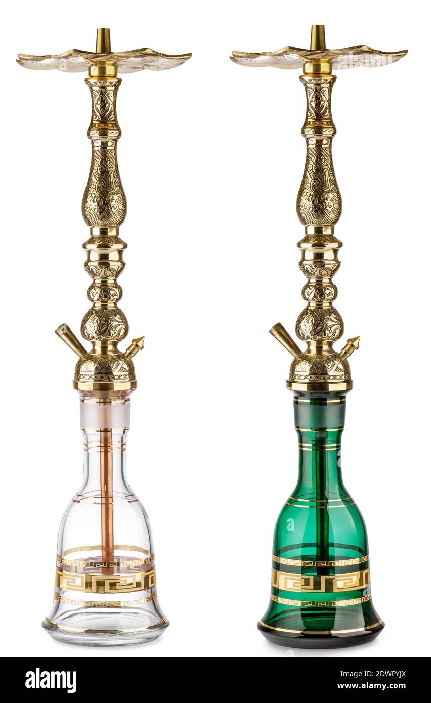 Due hookah tradizionali turchi o arabi, isolati su sfondo bianco. Modello in oro intagliato fatto a mano, ciotola in cristallo Foto Stock