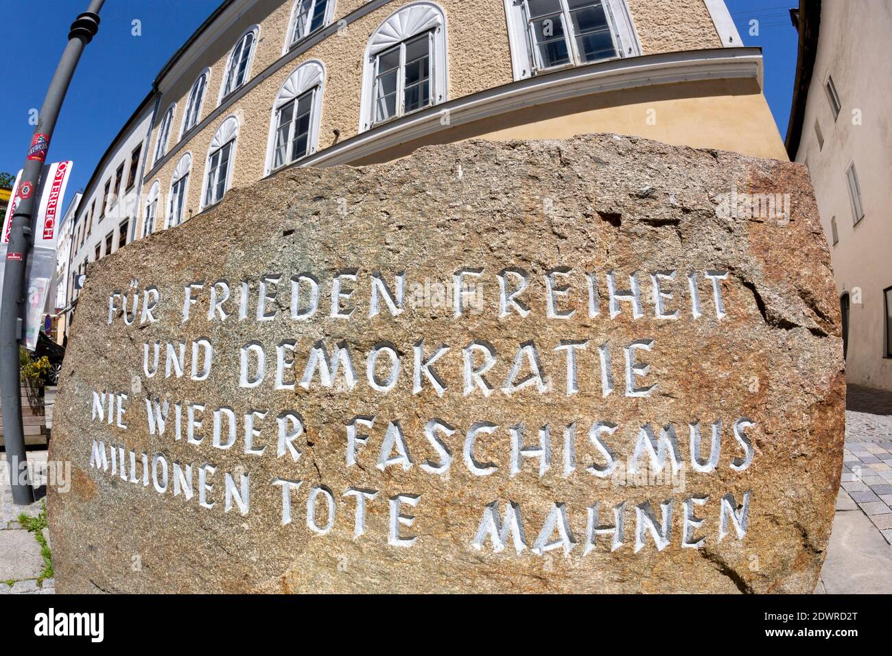 Histlerhaus mit Gedenkstein, Geburtshaus von Adolf Hitler in Braunau am Inn OÖ Foto Stock