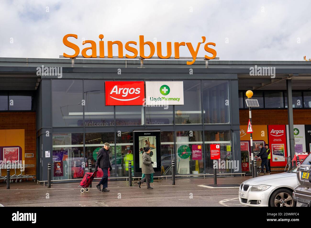 Taplow, Buckinghamshire, Regno Unito. 23 dicembre 2020. Non c'è coda al di fuori del supermercato Sainbury a Taplow oggi. La stampa ha riferito che alcuni supermercati non dispongono di forniture di cibo fresco a seguito della chiusura dei porti di canale in Francia e di acquisti di panico da parte della gente. Oggi non vi sono state prove di questo nei supermercati locali del Buckinghamshire. Credit: Maureen McLean/Alamy Live News Foto Stock