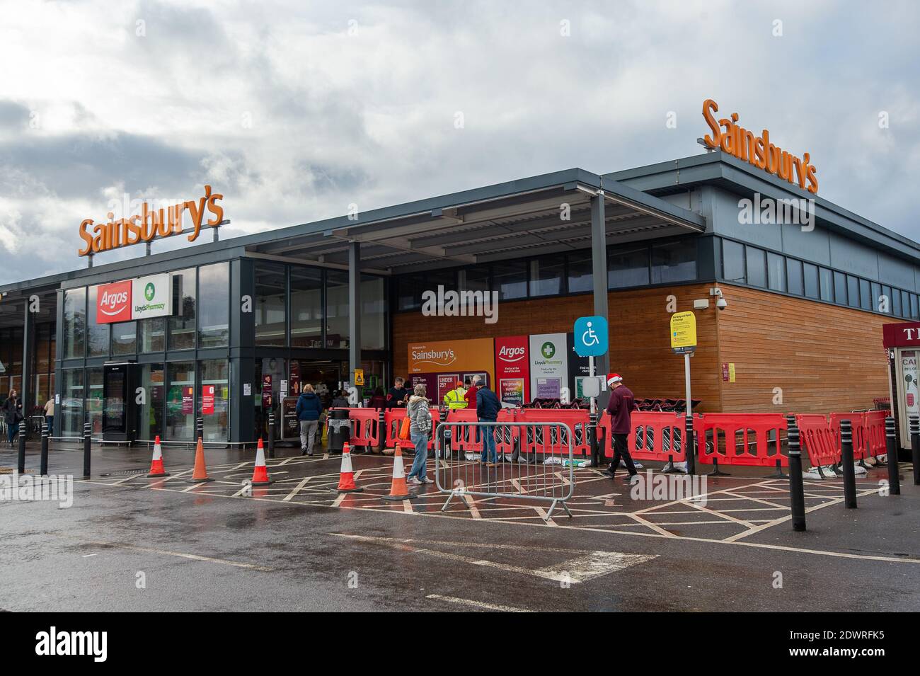 Taplow, Buckinghamshire, Regno Unito. 23 dicembre 2020. Non c'è coda al di fuori del supermercato Sainbury a Taplow oggi. La stampa ha riferito che alcuni supermercati non dispongono di forniture di cibo fresco a seguito della chiusura dei porti di canale in Francia e di acquisti di panico da parte della gente. Oggi non vi sono state prove di questo nei supermercati locali del Buckinghamshire. Credit: Maureen McLean/Alamy Live News Foto Stock