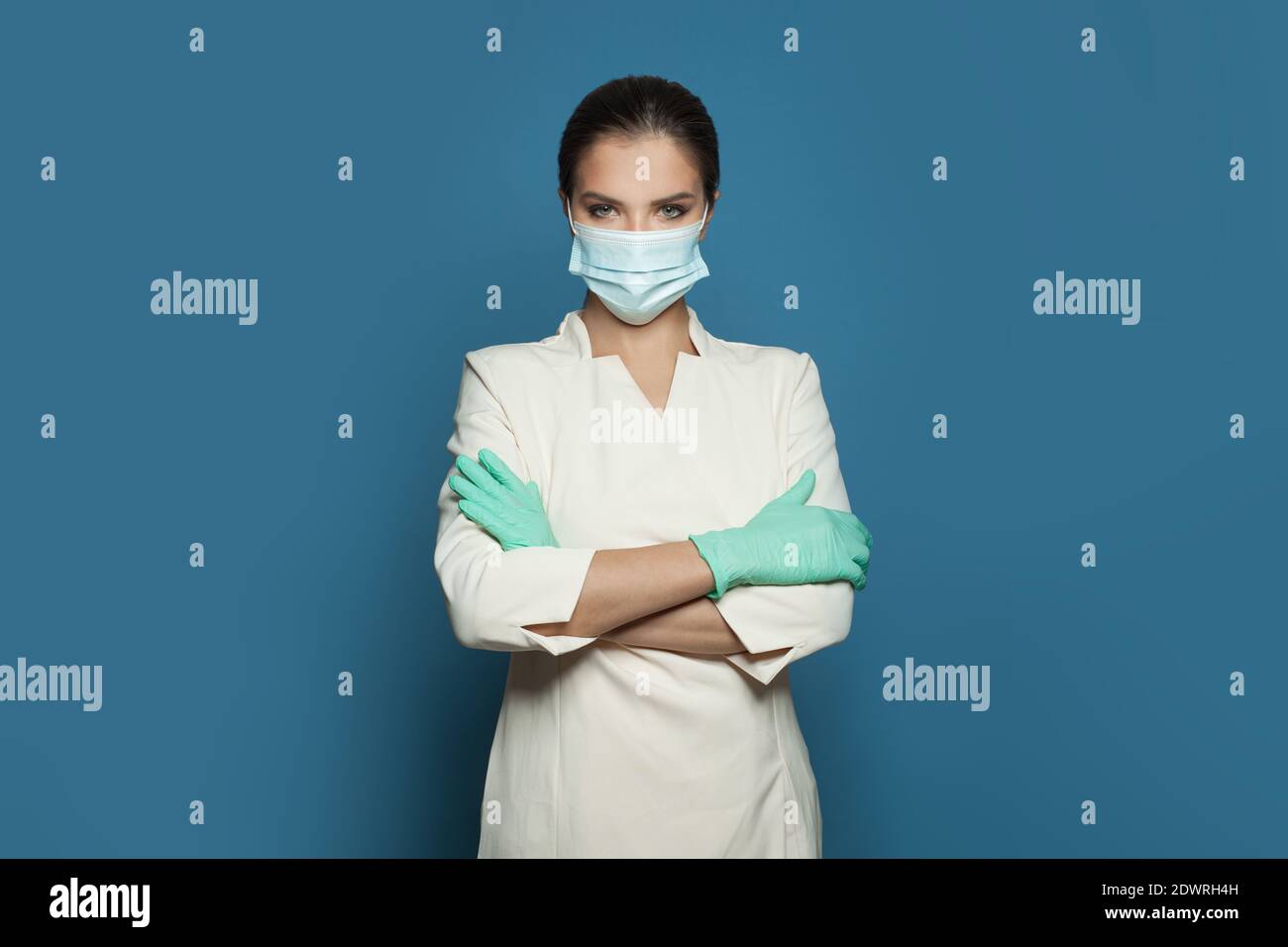 Medico su sfondo blu. Medicina, assistenza, sicurezza e protezione del virus covid-19 concetto Foto Stock