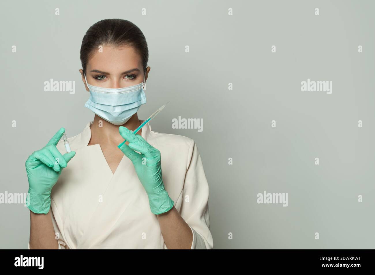 Concetto di vaccinazione. Medico o infermiere con siringa e fiala per iniezione su fondo bianco Foto Stock