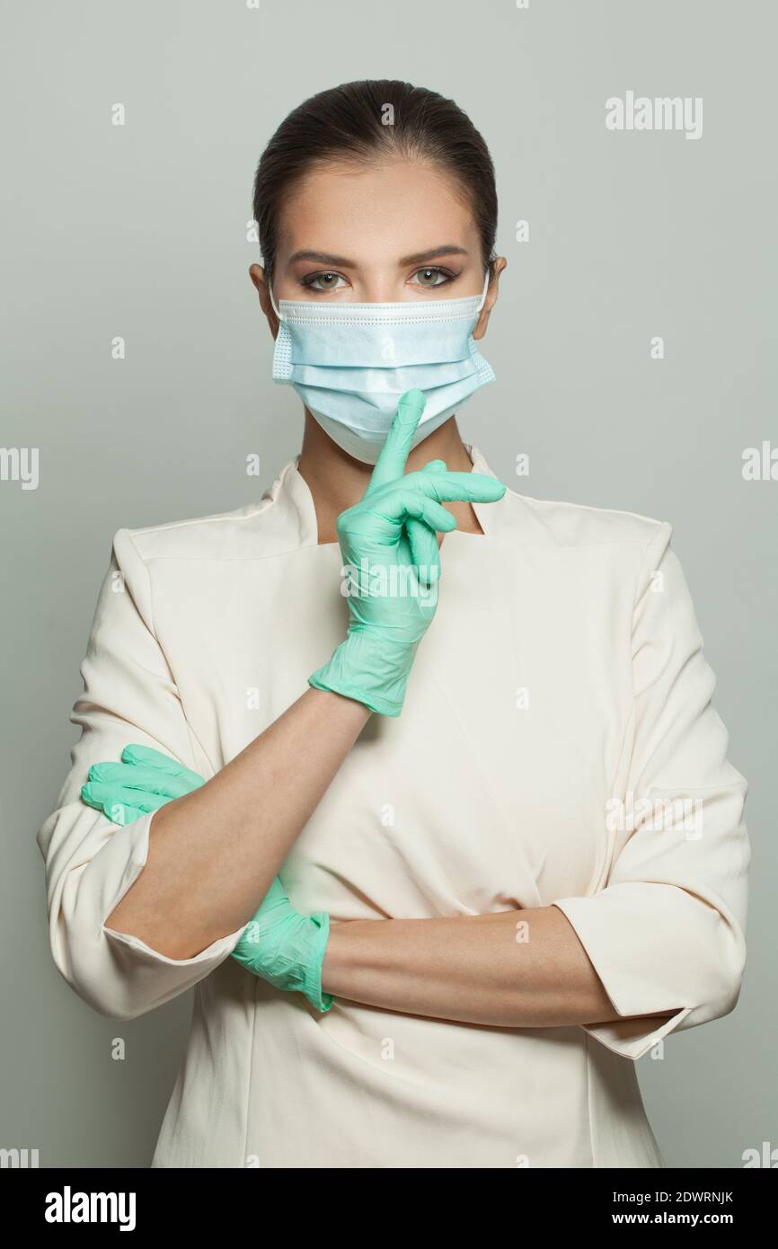 Dottore donna su sfondo bianco. Medicina, cosmetologia e concetto di vaccinazione Foto Stock