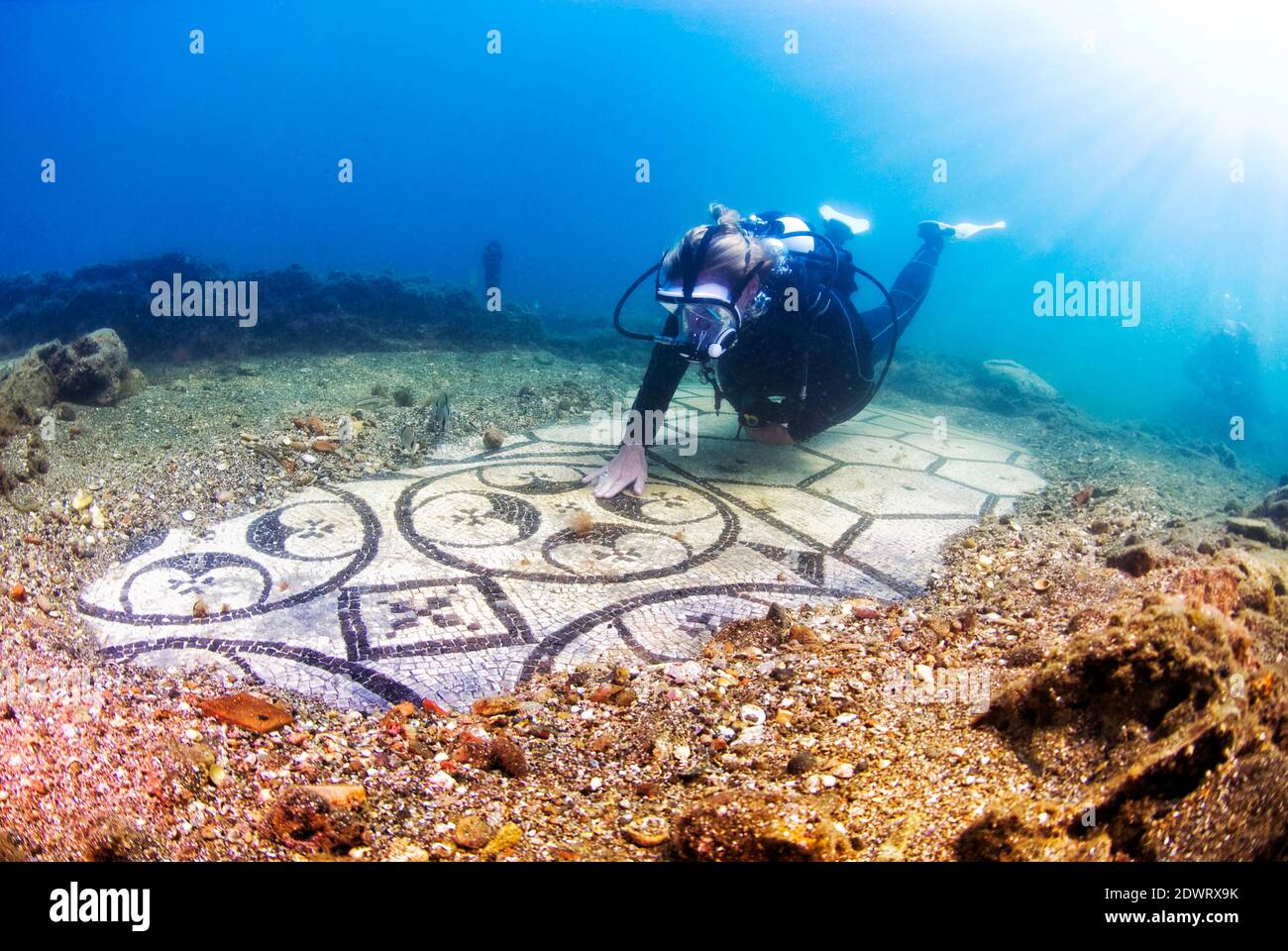 Tuffati in un antico mosaico romano sommerso. Antiche rovine romane sott'acqua. Baia (Baiae), campi Flegrei (campi Flegrei), Napoli, Campani Foto Stock