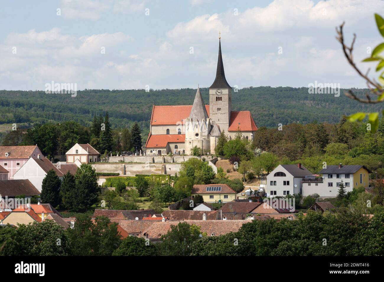Blick zur Pfarrkirche HL. Michael und Karner, Pulkau im Weinviertel NÖ. Österreich Foto Stock