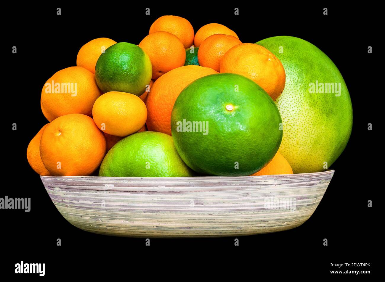 Piastra isolata piena di frutti di agrumi. Set di arance, mandarini, lime, pomelo, pompelmo su fondo nero. Foto Stock