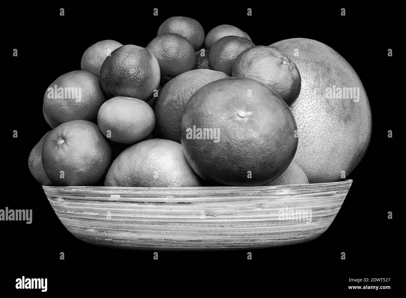Piastra isolata monocromatica piena di frutti di agrumi. Set di arance, mandarini, lime, pomelo, pompelmo su fondo nero. Foto Stock