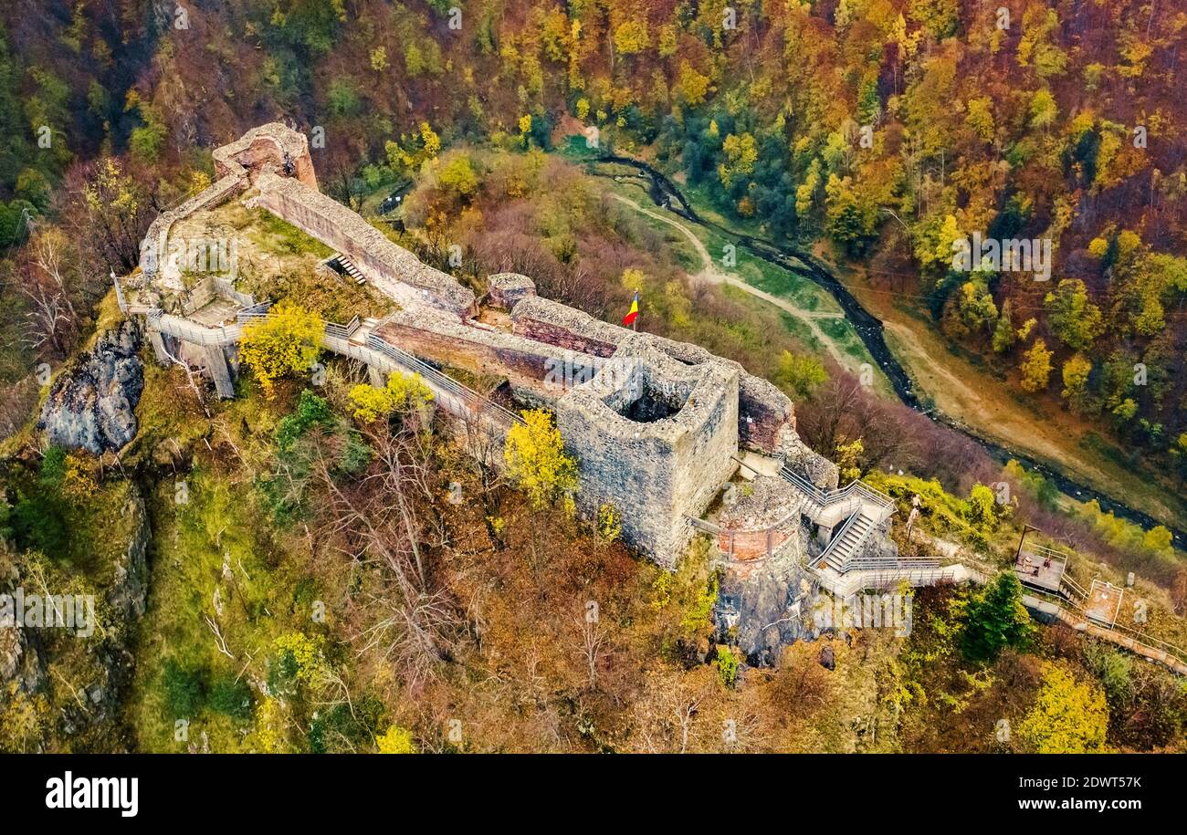 Famosa cittadella di Poenari sullo sfondo delle montagne della romania Foto Stock