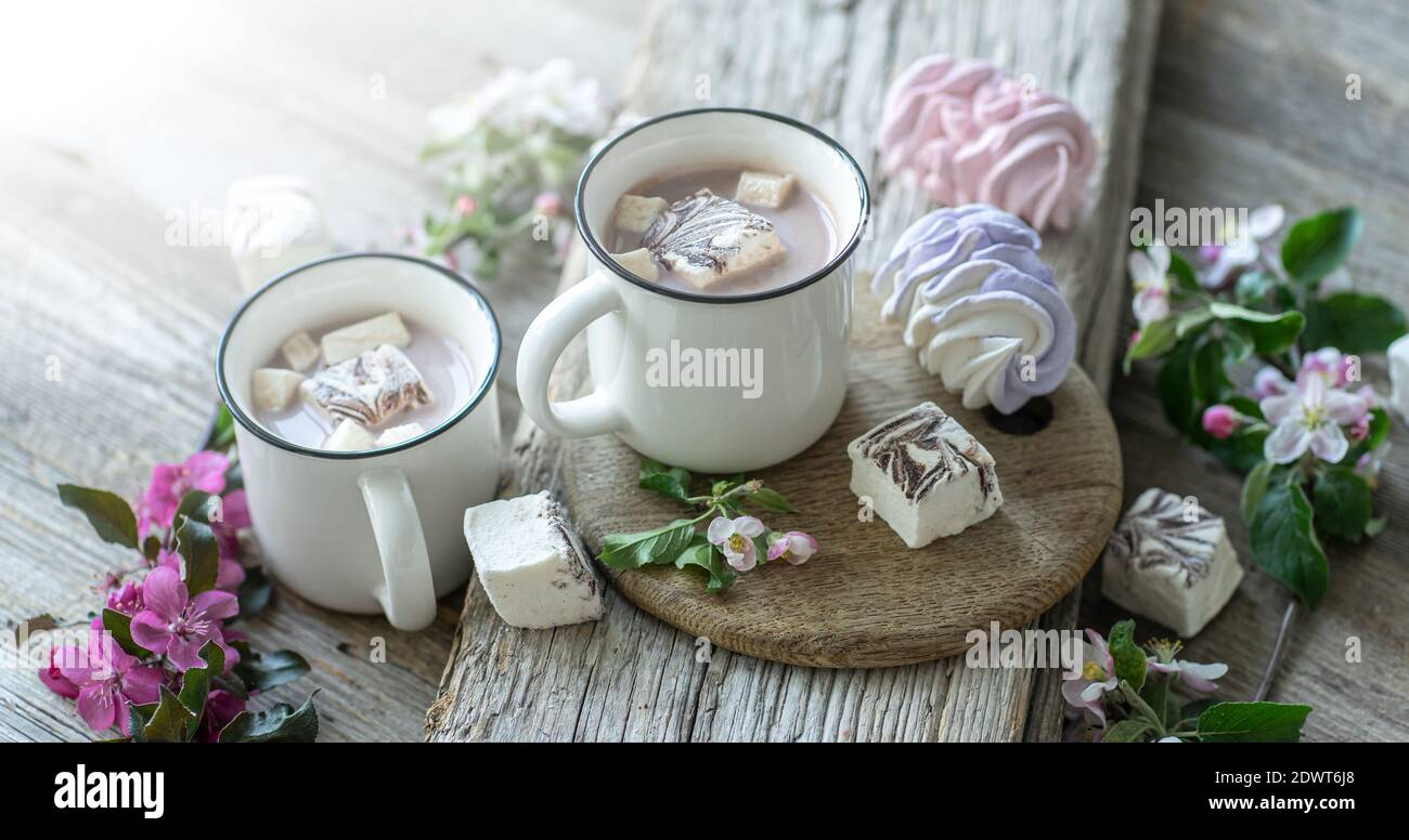 Marshmallows dolci e bevanda di cacao su tavolo di legno Foto Stock