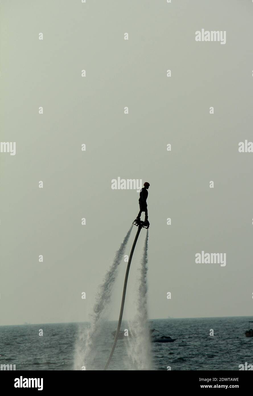 Sport acquatici a Goa Beach - flyboarding Foto Stock