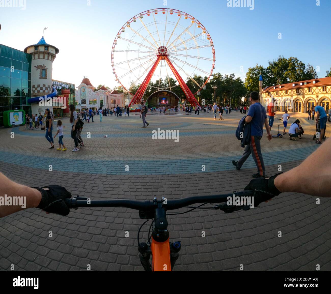 Kharkiv, Ucraina - 14 ottobre 2020: Bicicletta a cavallo direttamente alla ruota panoramica nel Parco Gorky di Kharkiv, vista in prima persona Foto Stock
