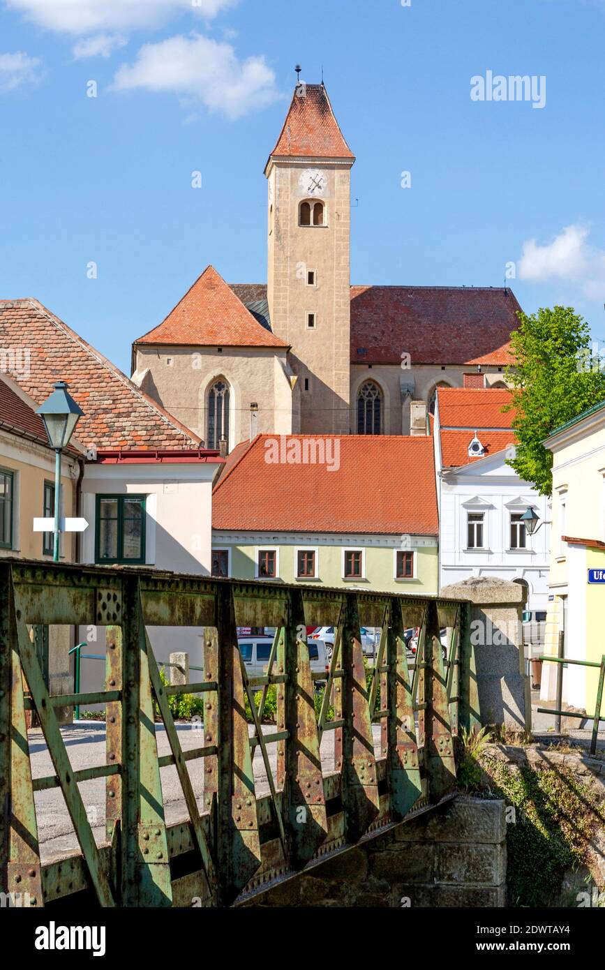 Blick zur Heiligblutkirche, Pulkau im Weinviertel NÖ, Österreich Foto Stock