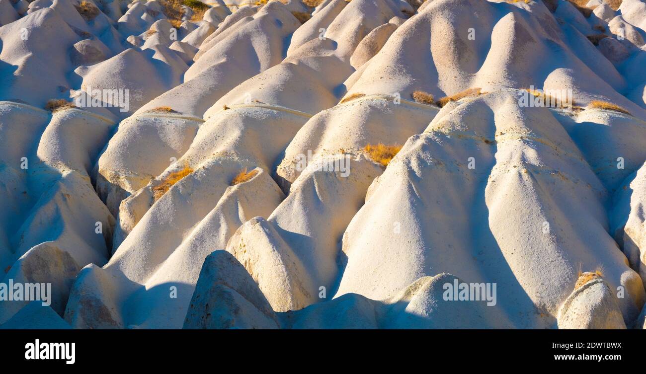 Colline di sabbia panoramica sotto il sole in Cappadocia, Turchia Foto Stock