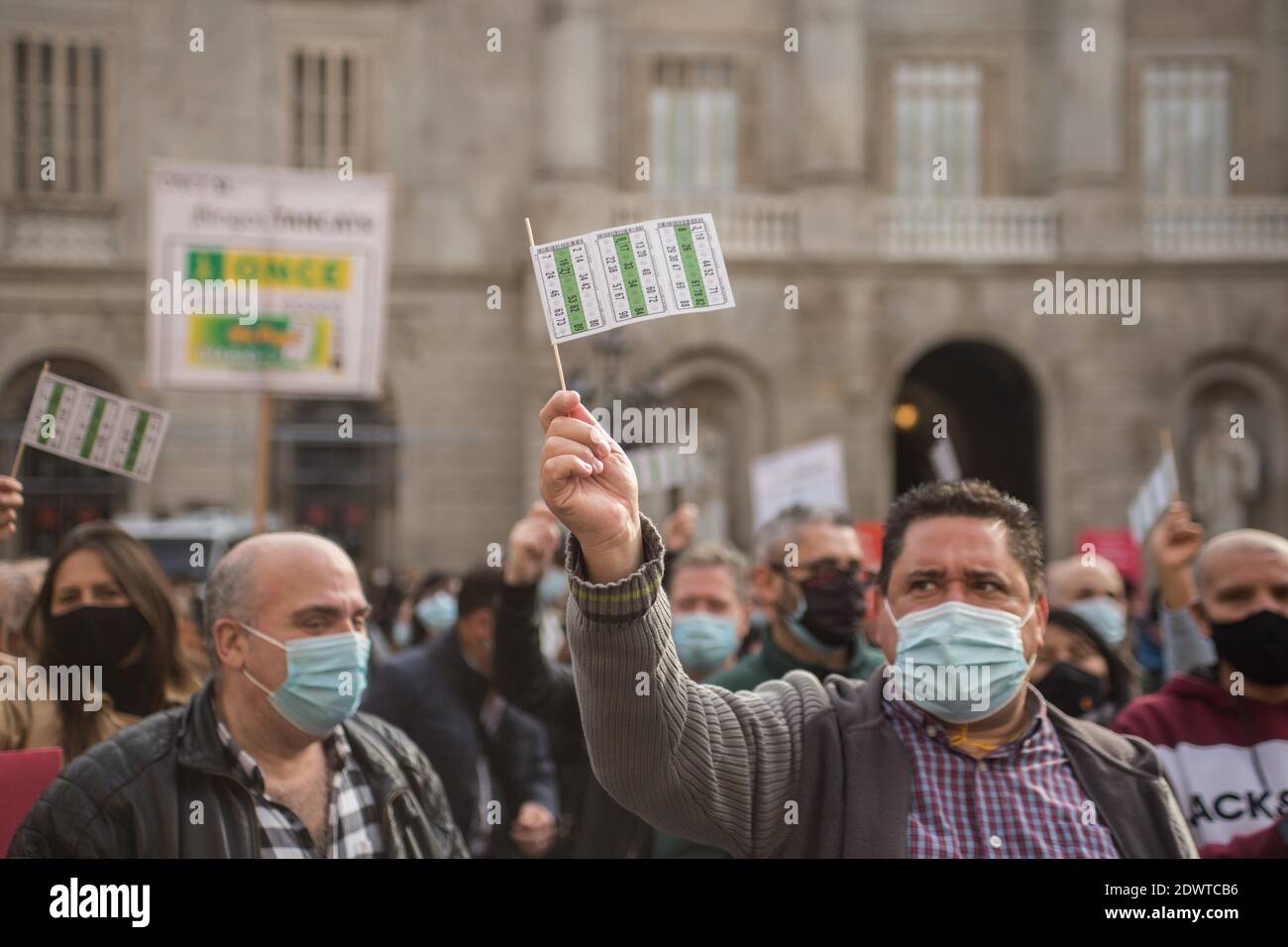 Barcellona, Catalogna, Spagna. 23 dicembre 2020. Manifestanti sono visti con bingo tickets.Workers di Bingo e Casino di Catalogna protesta a Barcellona questo Mercoledì, 23 dicembre, per l'unica attività economica diurna che rimane chiusa a causa delle restrizioni della pandemia. Credit: ZUMA Press, Inc./Alamy Live News Foto Stock