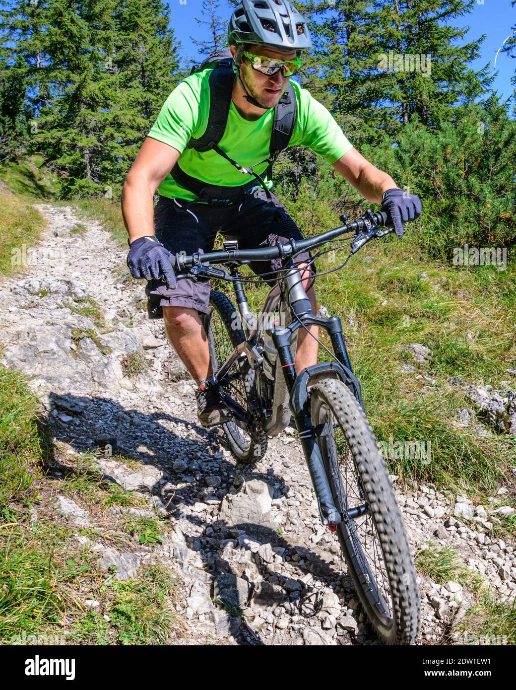 Impegnativo tour in mountain bike nelle Alpi austriache Foto Stock