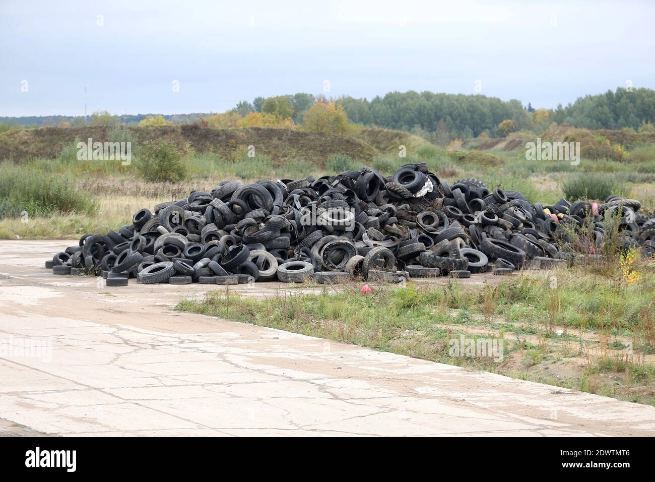 Pneumatici vecchi che inquinano la natura. Lituania. Kedainiai Foto Stock