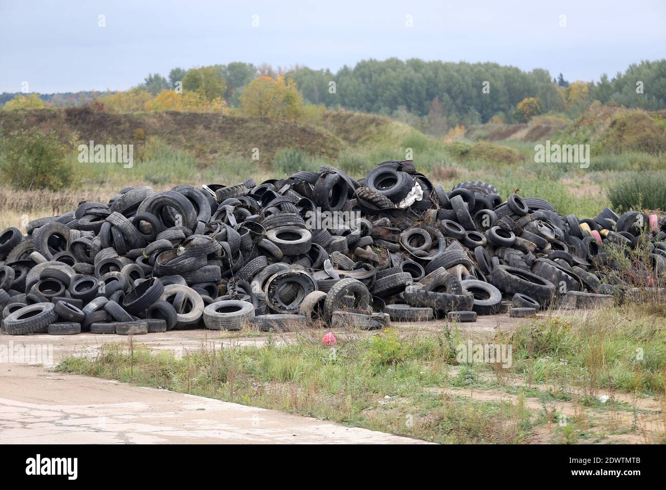 Pneumatici vecchi che inquinano la natura. Lituania. Kedainiai Foto Stock