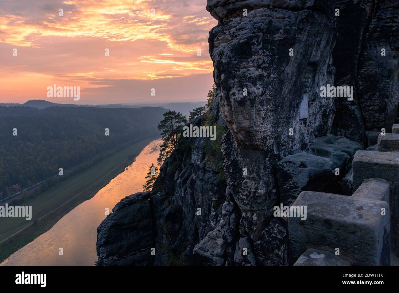 vista panoramica del fiume elba vicino a rathen al tramonto dal famoso ponte di bastei, svizzera sassone, elbsandsteingebirge, sassonia, germania orientale Foto Stock