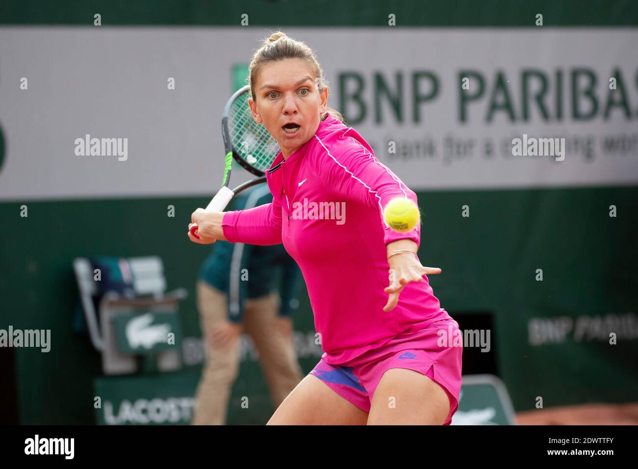 Il tennista roumaniano Simona Halep gioca una fronte durante una partita al French Open 2020, Parigi, Francia, Europa. Foto Stock