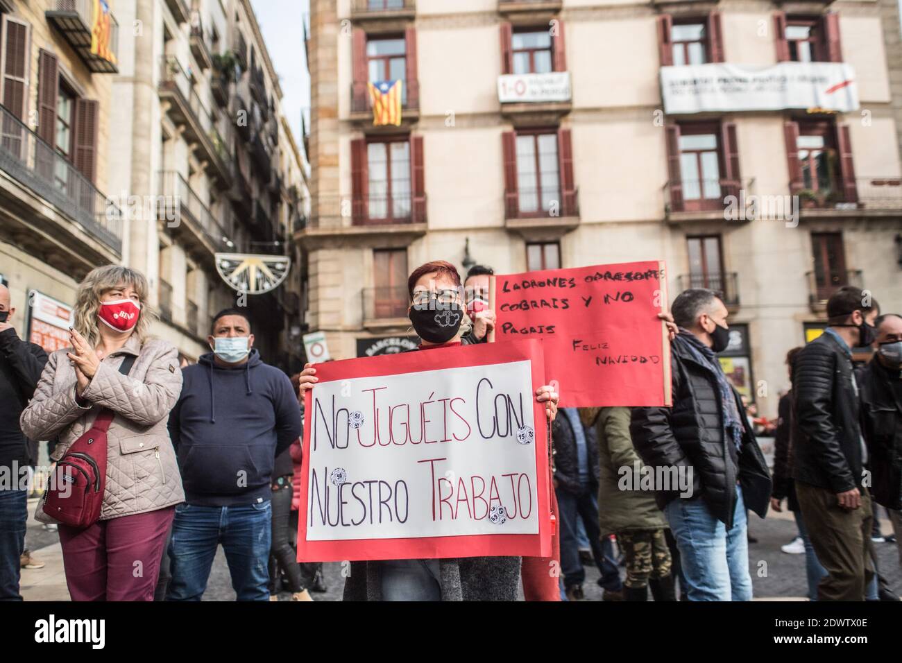 Barcellona, Spagna. 23 dicembre 2020. Un manifestante che tiene un cartello che dice, 'non giocare con i nostri lavori', durante la manifestazione.i lavoratori di Bingo e Casino di Catalogna protestano per l'unica attività economica diurna che rimane chiusa a causa delle restrizioni della pandemia. Credit: SOPA Images Limited/Alamy Live News Foto Stock
