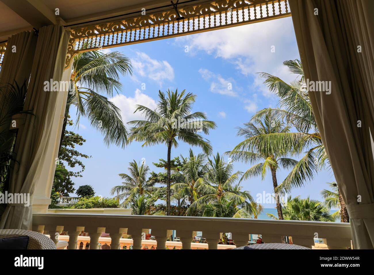 Una vista attraverso una finestra aperta delle palme nei terreni del lussuoso hotel la Veranda Resort, Phu Quoc, Vietnam, Asia Foto Stock