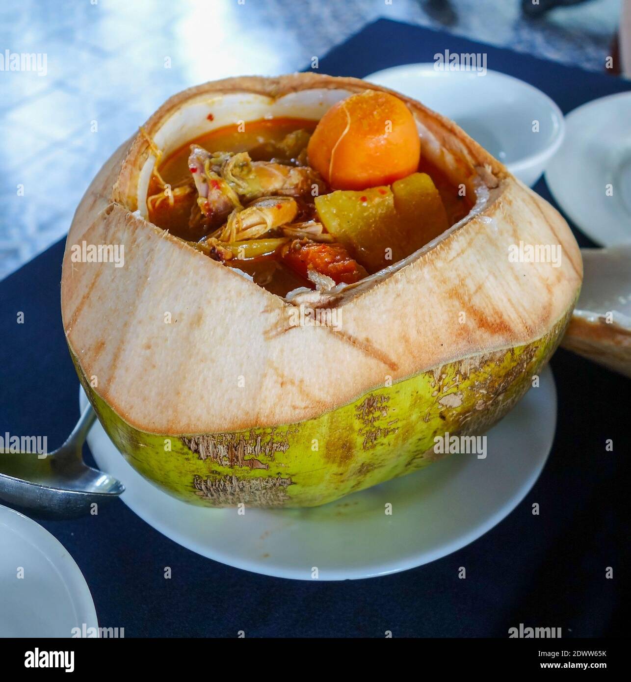 Un pasto in un ristorante Cambogia che comprende carne e verdure in una conchiglia di cocco scavata, Cambogia, Asia Foto Stock