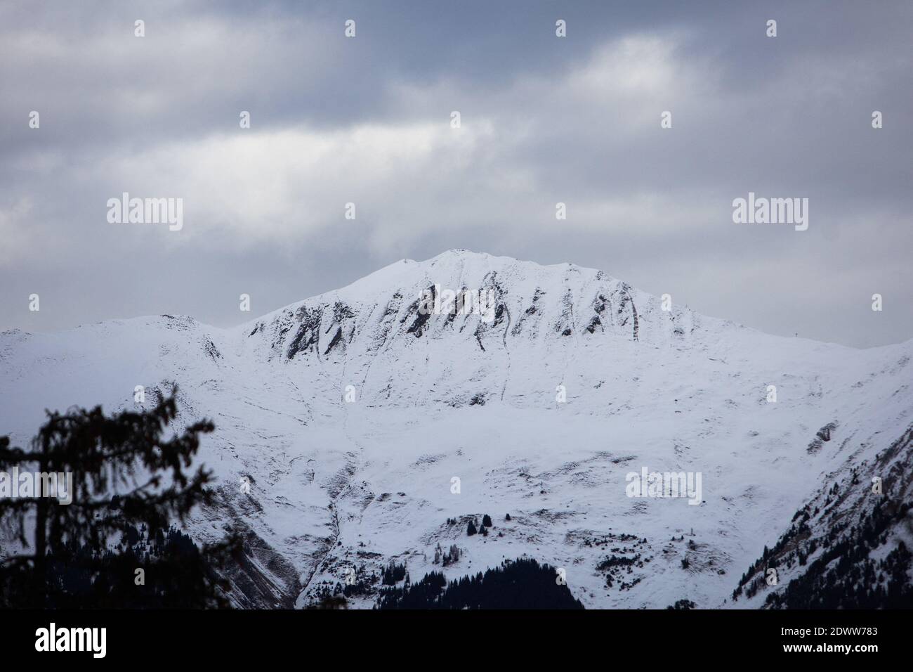 Questa fotografia scattata il 15 dicembre 2020 mostra le montagne vicino alla risistemazione francese di Courchevel. Foto di Raphael Lafargue/ABACAPRESS.COM Foto Stock